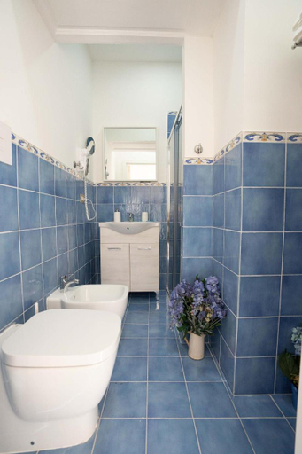 Bathroom 5, Alma Adry, Napoli