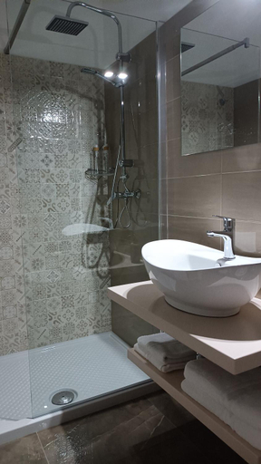 Bathroom 2, Smilax - Hydruntum Holiday Rooms, Lecce