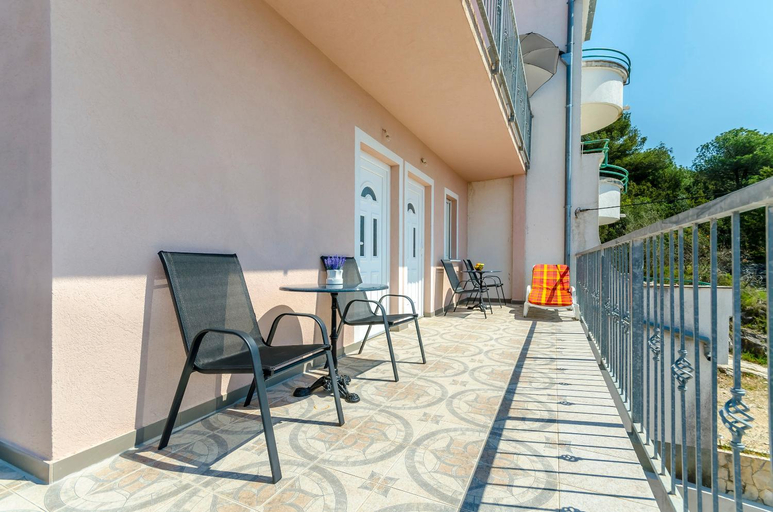 Others 3, Apartmani Lorena, Trogir