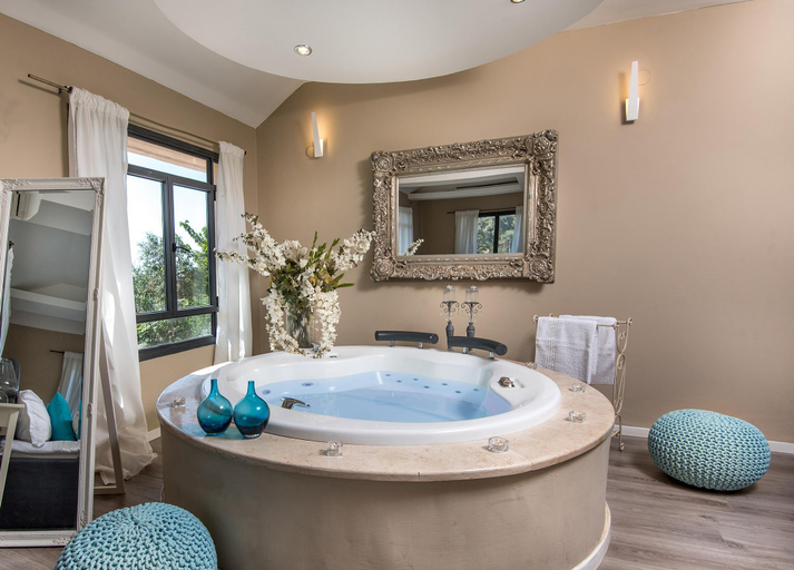 Bathroom 2, Champagne suites