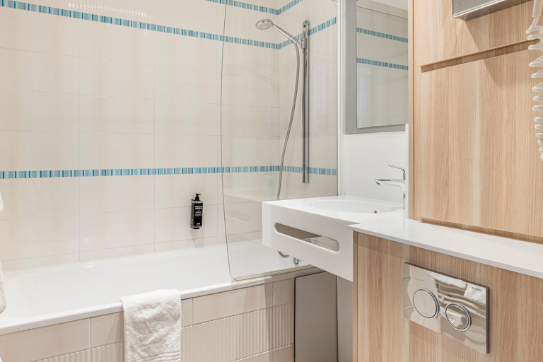 Bathroom 5, ibis Styles Annecy Gare Centre, Haute-Savoie