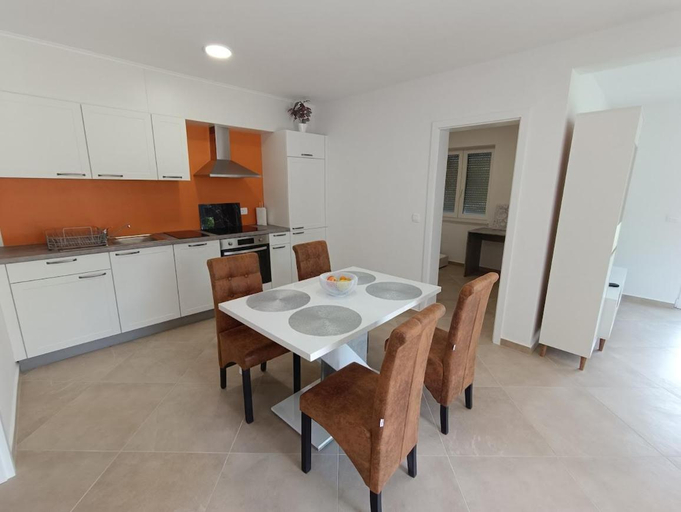Others 5, Apartma LANA, Koper