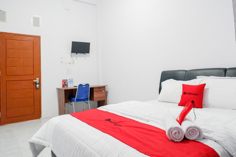 Bedroom, RedDoorz Plus @ Hotel Lestari Karema Mamuju, Mamuju