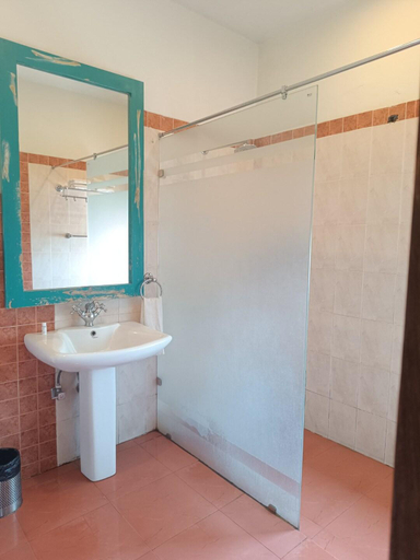 Bathroom 5, Acorn Hideaway Resort & Spa, Nainital