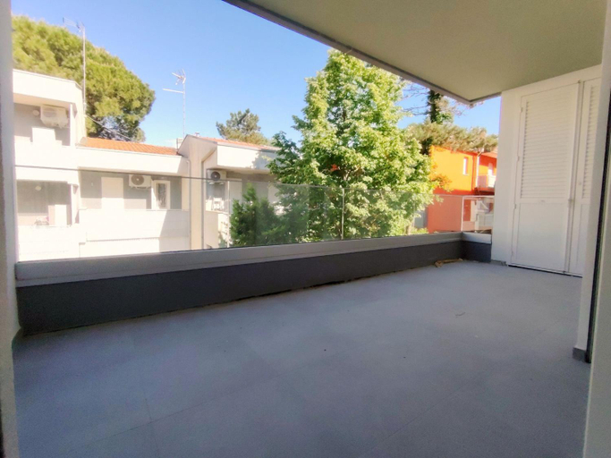 Balcony/terrace 3, Modernly renovated apartment with balcony in Bibione, Venezia