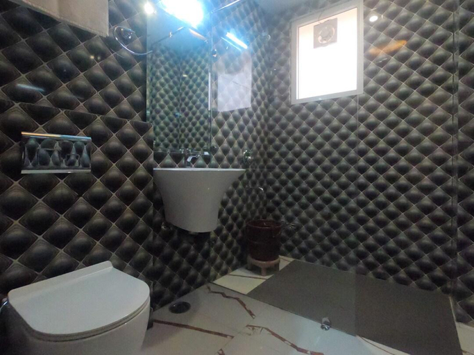Bathroom, Viva La Vida, Chamba