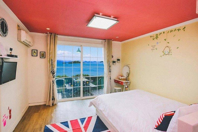 Bedroom 2, Taean (Anmyeondo) Elvis Pension (Individual Terrace Ocean Pool), Taean