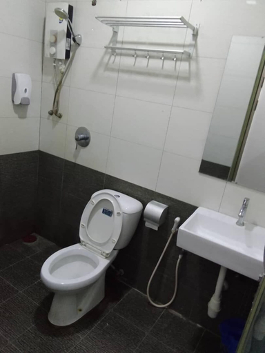 Bathroom 4, One Point Hotel Airport Kuching, Kuching