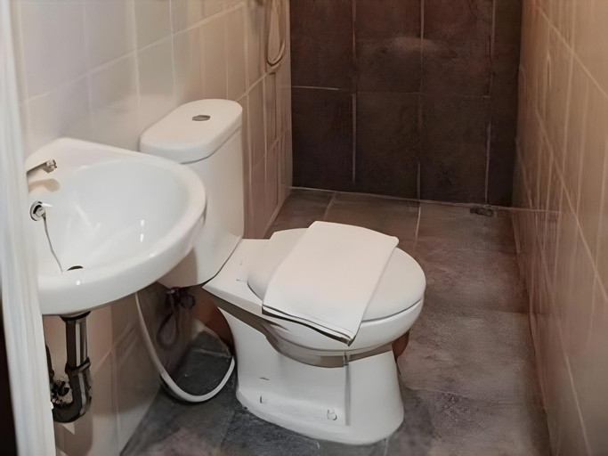 Bathroom 5, Guest House Nozz, Semarang