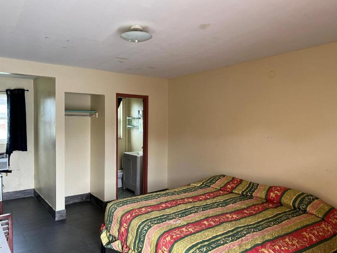 Bedroom 5, Slumberland Motel, Seminole