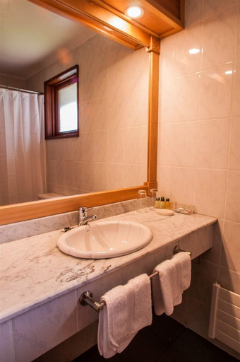 Bathroom, Yelcho en la Patagonia, Palena