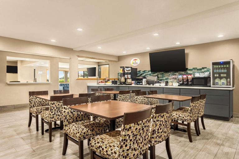 Food & Drinks 5, Super 8 by Wyndham Ankeny/Des Moines Area, Polk