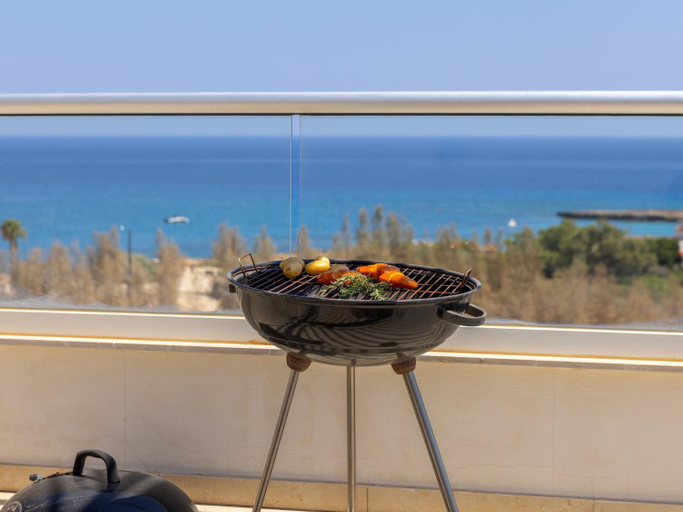 Food & Drinks, Emerald Bay Suites