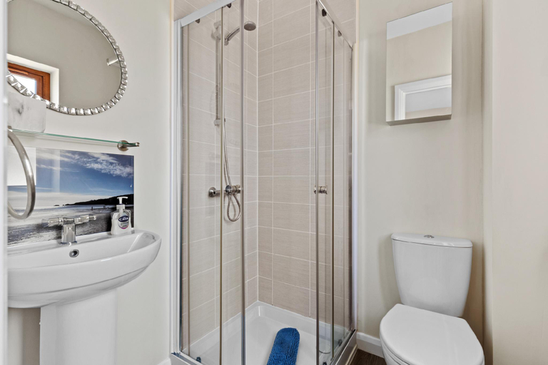 Bathroom, The Hygge - Modern Cottage, Central Location, Pembrokeshire