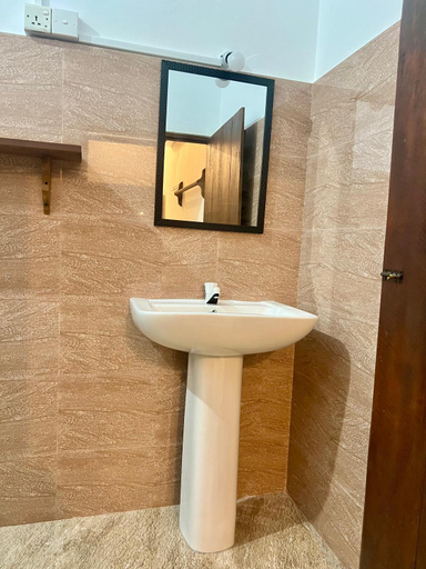 Bathroom 3, The Woodnest, Pothuvil