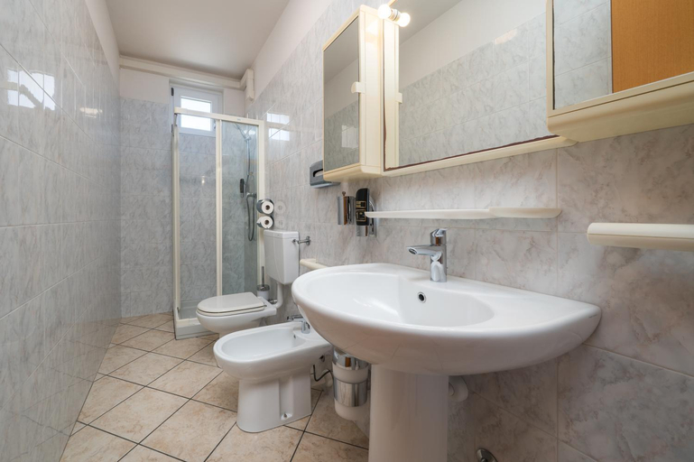 Bathroom 5, HOTEL MAX LAZISE, Verona