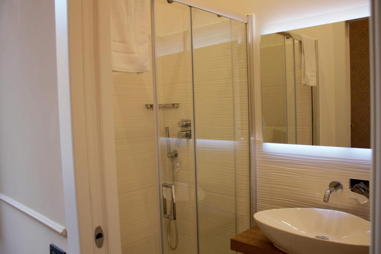 Bathroom 2, 52 Vespasiano Vatican Suites, Rome