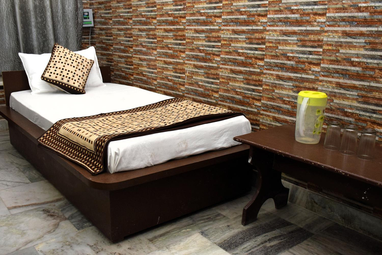 Bedroom 2, AAA Continental, Reasi
