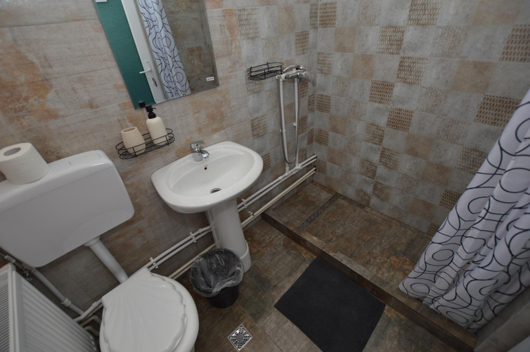 Bathroom, Cris & Mona, Sapanta