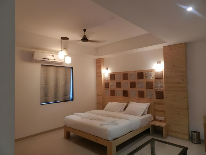 Others 4, Hotel Stonarc, Pune