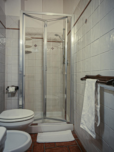 Bathroom, Casale Colle dell'Asino, Rome