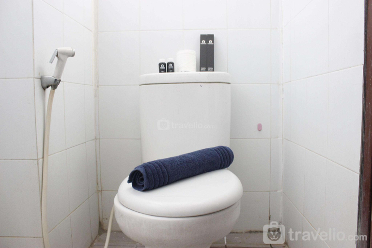 Bathroom 3, Minimalist 3BR Gateway Cicadas Apt By Travelio, Bandung