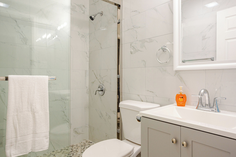 Bathroom 4, Stylish Minimalist Stay in City Center, Philadelphia