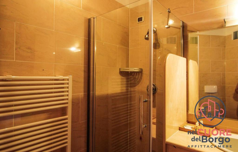 Others 5, Nel cuore del borgo affittacamere, Fermo
