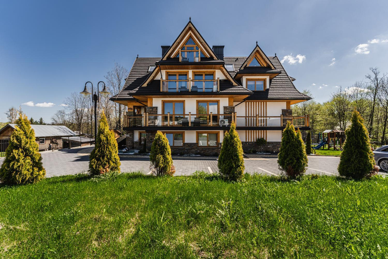 Exterior & Views