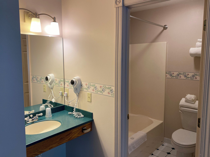 Bathroom 5, Green Gables Inn, Fillmore