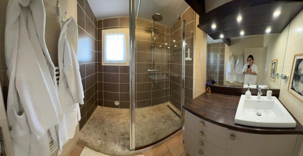 Bathroom 3, Aigues Marines, Gard