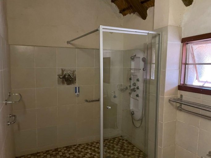 Bathroom 2, Buffalo Hotel, Ehlanzeni