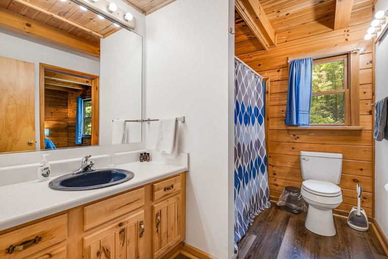 Bathroom, Twin Creeks Lodge by Avantstay 33 Acre Retreat, Transylvania