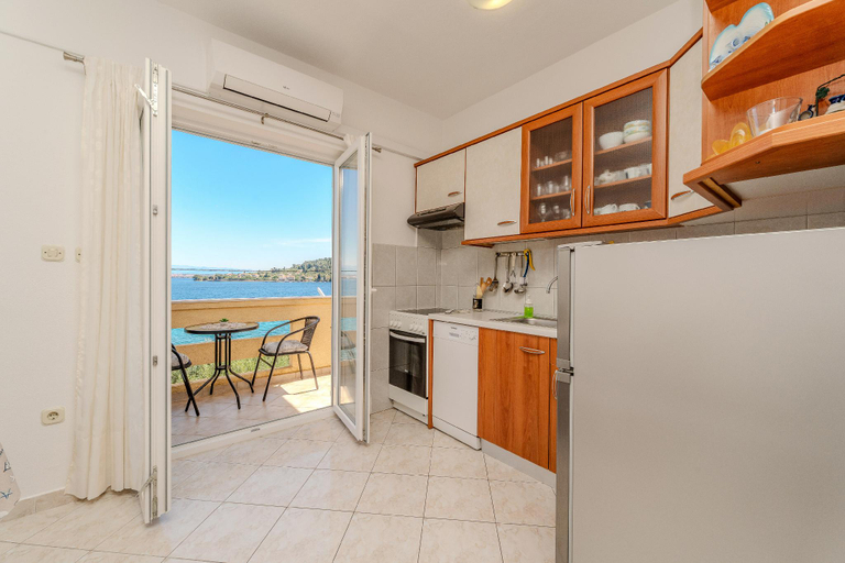 Others 5, Apartment for 5 persons, by the sea and with beautiful view, Preko