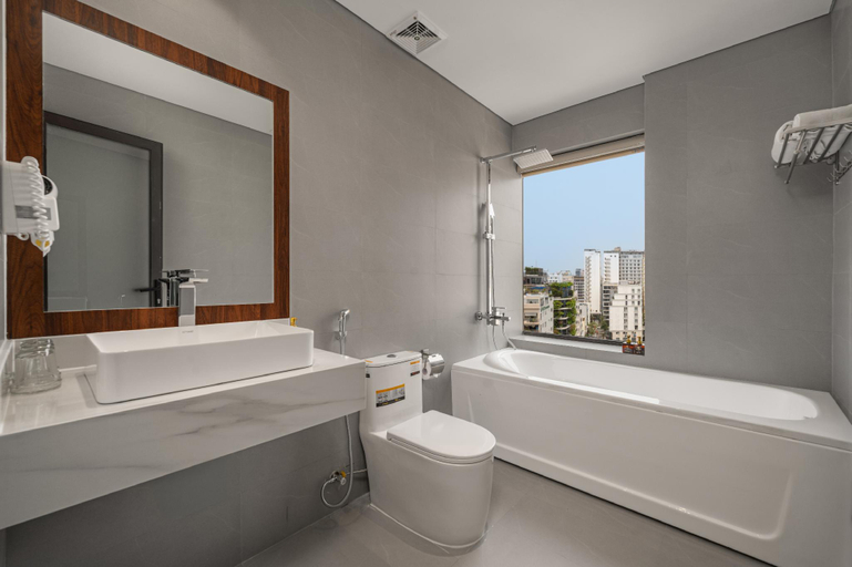Bathroom 5, Palazzo Da Nang Beach Hotel, Da Nang