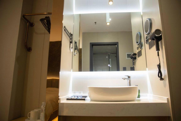 Bathroom 4, 7 Days Inn Dalian Wafangdian Railway Station, Dalian
