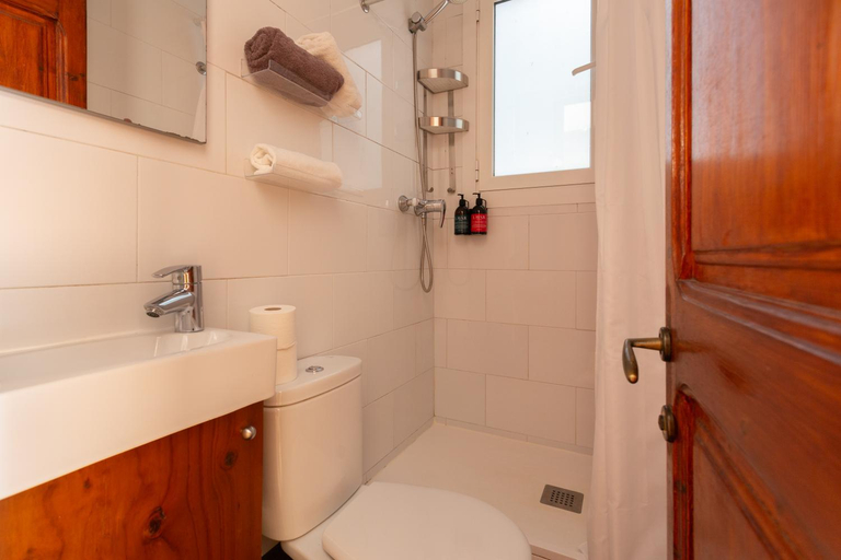 Bathroom 3, Eixample Sagrada Familia Apartments II, Barcelona