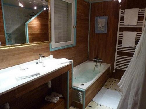 Bathroom, La Suite du Pecheur, balneo et terrasse privative. Entre terre et mer, Finistère