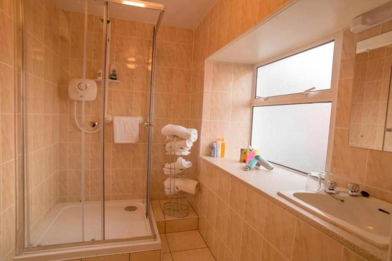 Bathroom 3, Murphys Farmhouse B&B