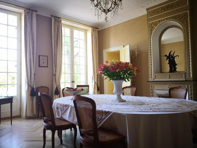 Public Area, Château senailhac, Gironde