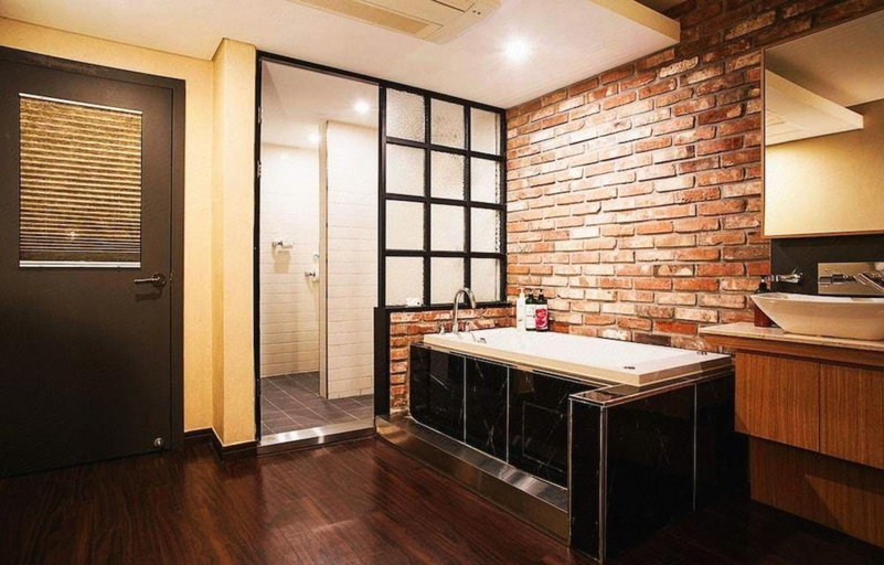 Others 5, Comma Hotel, Busanjin