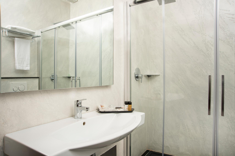 Bathroom 4, Hotel Plaza, Torino