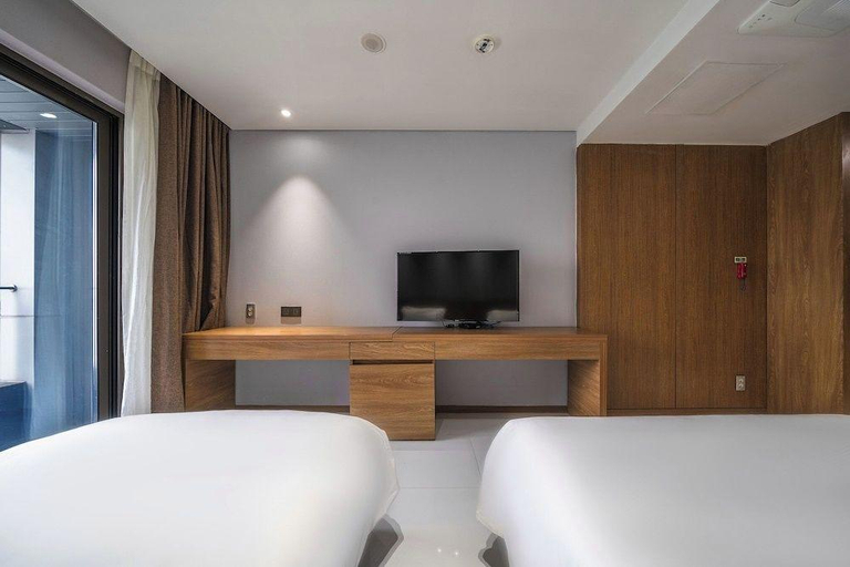 Bedroom 2, sky & sea hotel, Jung