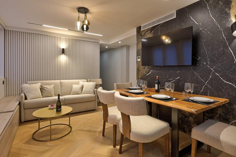 Others 5, Superb AC Apartment  Champs de Mars Eiffel Tower, Paris