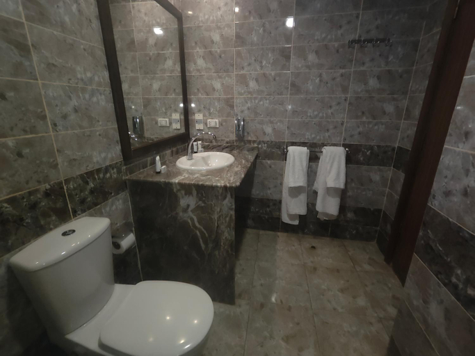 Bathroom 5, Motel King Mariout, Al-'Amriyah