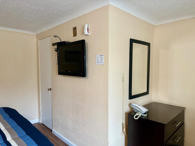 Bedroom 2, Gratiot View Motel, Saginaw