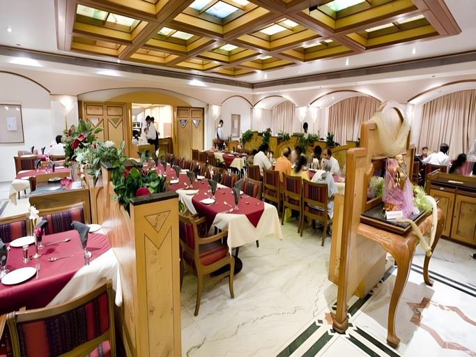 Food & Drinks, The President Hotel, Pune