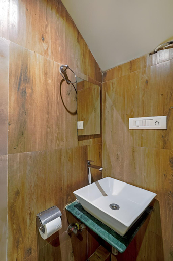 Bathroom 4, Aura Inn, Mumbai Suburban