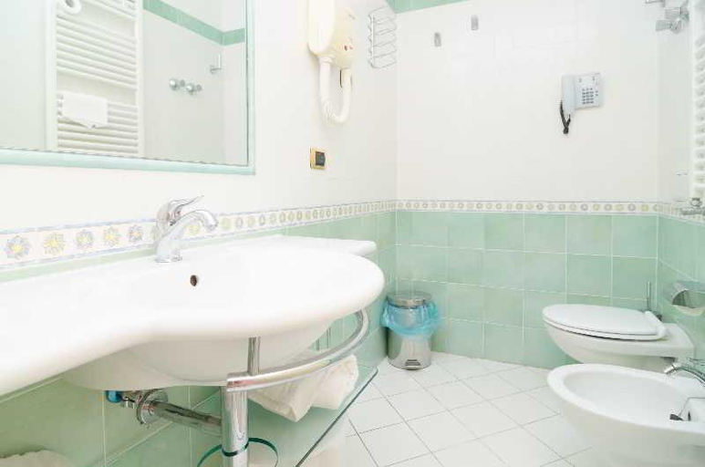 Bathroom 3, Hotel Flora, Napoli