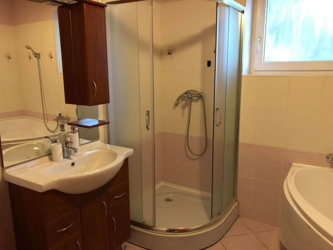 Bathroom 4, Villamerica, Miskolci